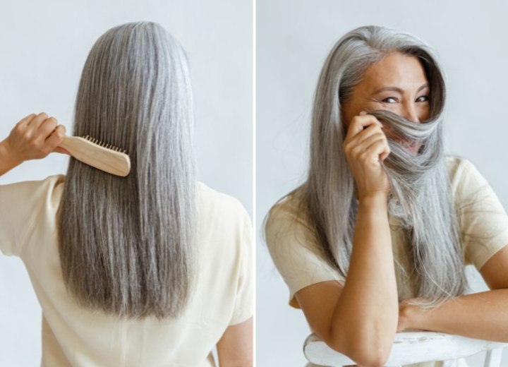 Attraktive Frau mit sehr langen grauen Haaren