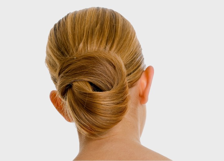 Haare zu einem Dutt gestylt
