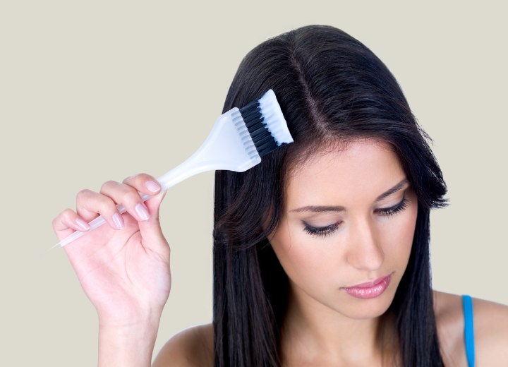 Frau die ihre eigenen Haare färbt