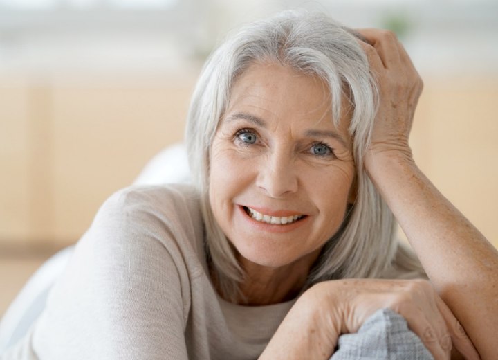Frau mit schönen grauen Haaren