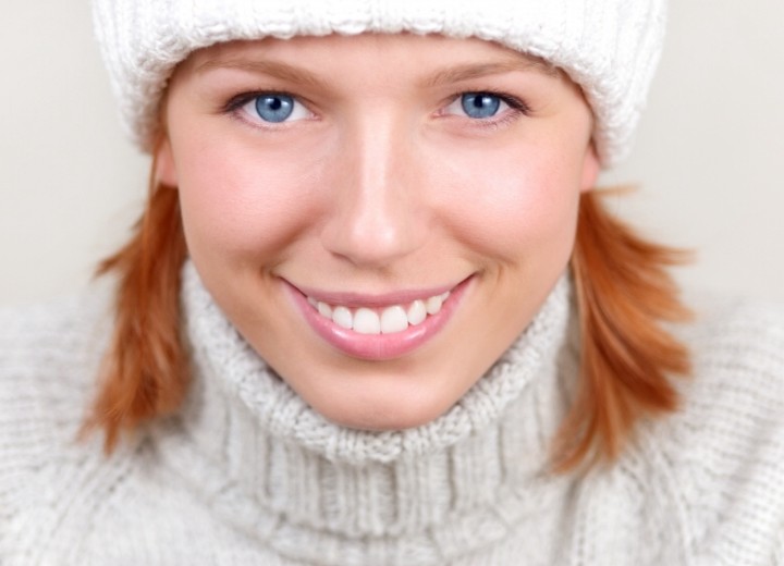Frau die eine Wintermütze trägt