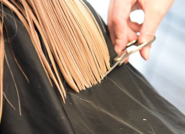 Friseur, der Haarspitzen schneidet