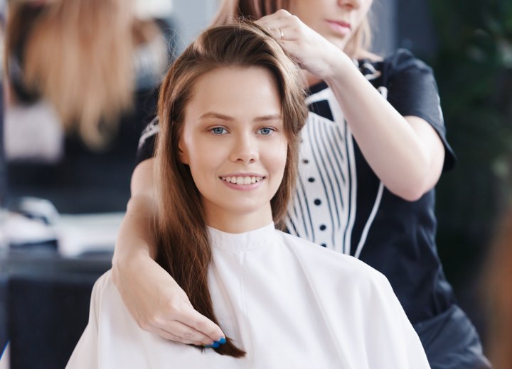 Friseur gibt Ratschläge für eine neue Frisur