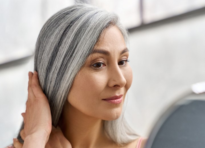 Frau mit langen grauen Haaren