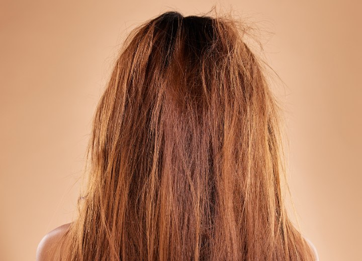 Der Einfluss von Feuchtigkeit auf das Haar einer Frau