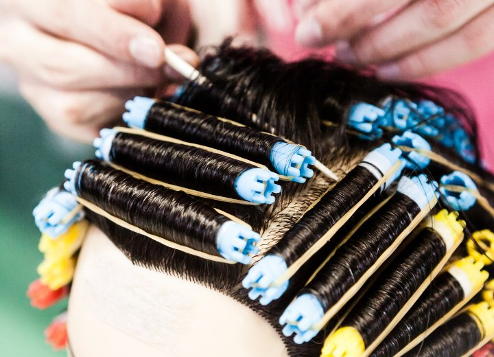 Haare für eine Dauerwelle vorbereiten