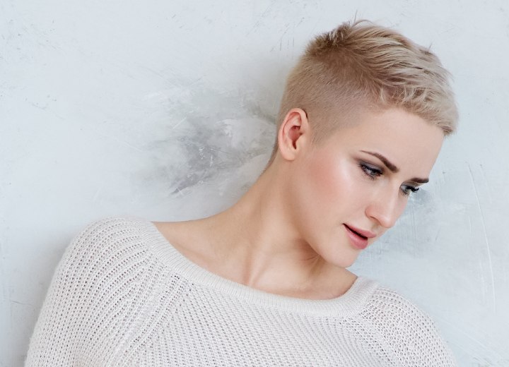 Haarmodell mit sehr kurzen Haaren