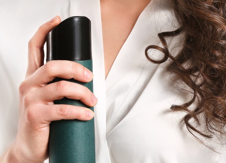 Frau mit Haarspray