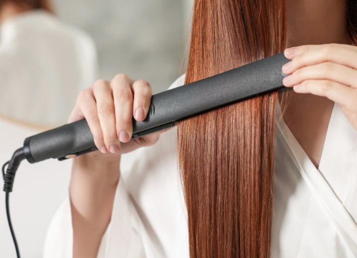 Haarstyling mit einem Glätteisen