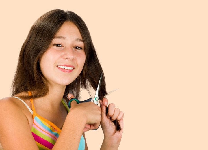Mädchen das ihre eigenen Haare schneidet