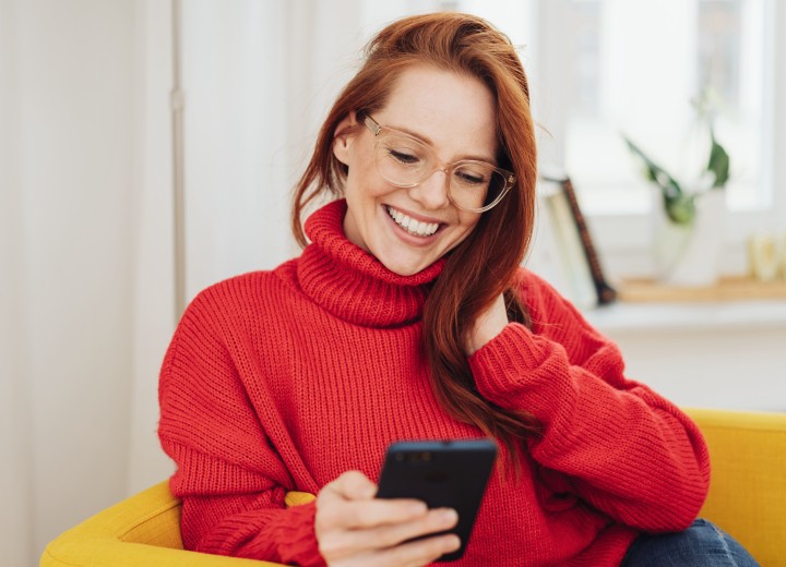 Frau mit schöne lange Haare und ein Rollkragenpullover