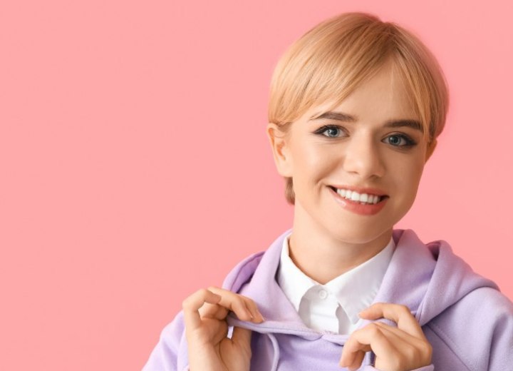 Mädchen mit kurzem Haar und einem zugeknöpften Hemdkragen