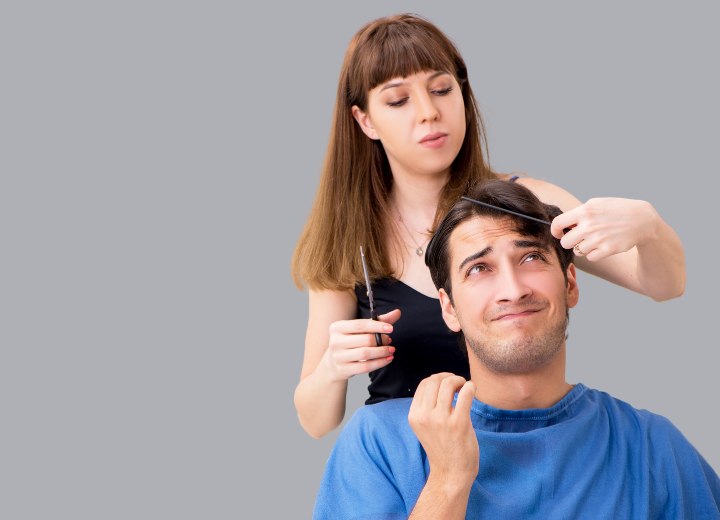 Ein Mann, der Angst vor der Friseurin hat