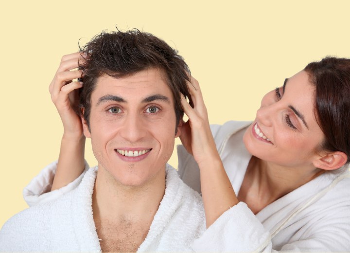 Mann mit gefärbten Haaren