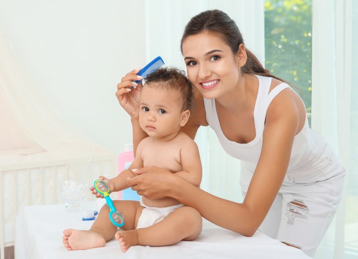 Mutter, die sich um die Haare ihres Babys kümmert
