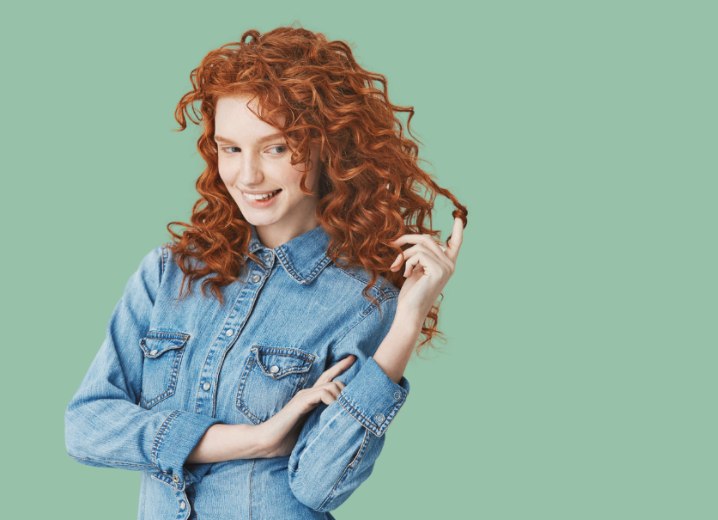 Teenager-Mädchen mit roten Haaren