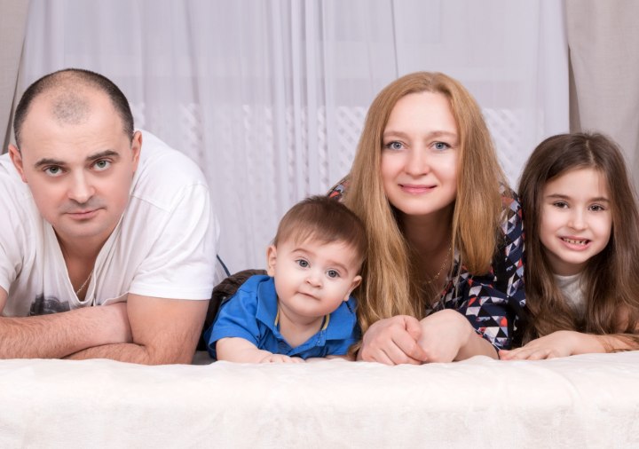 Vater mit Haarausfall und seine Familie