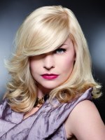 Verführerisch schwingendes Haar in Blond
