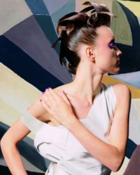 Aufwendig modellierte Frisur