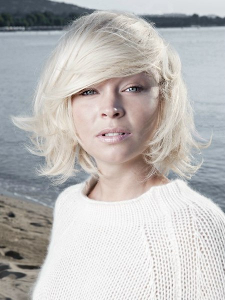 Frisur - Mittellanger Platinblonder Bob