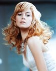 Lang gestufte Frisur mit grossen Locken