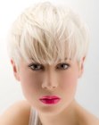 Kurze Frisur in Platinblond