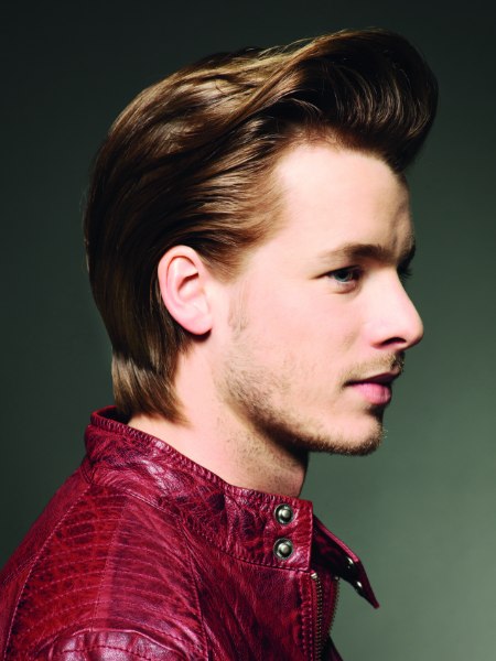 Männerhaar mit Gel nach hinten gekämmt - Seitenansicht