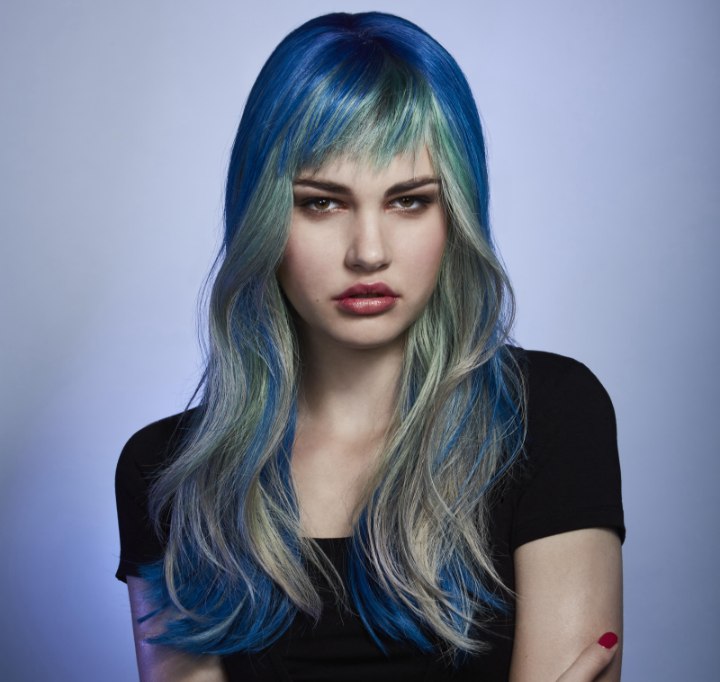 Modernes langes Haar mit asymmetrischem Pony
