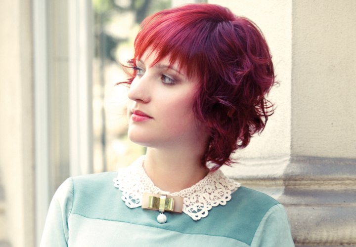 Mittellange stufig geschnittene Haare