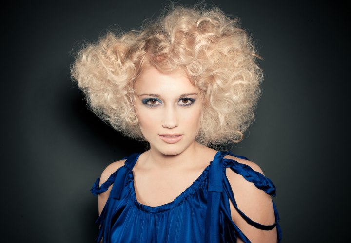 Blonde Lockenmähne