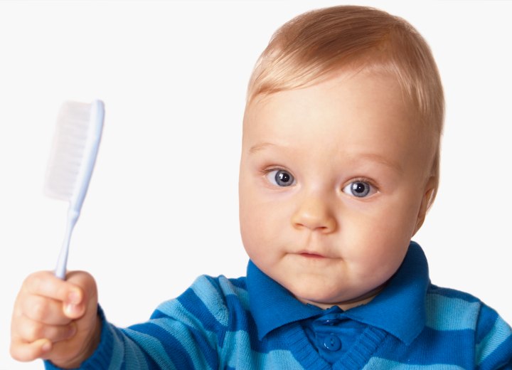 Baby mit einer Haarbürste