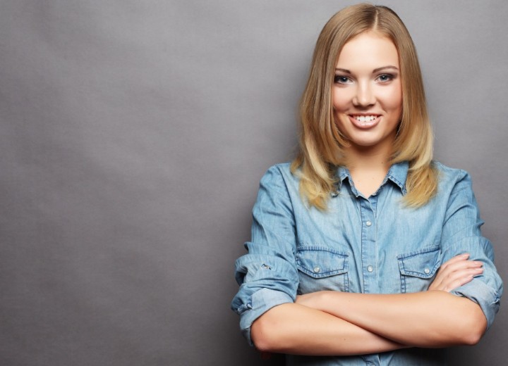 Jeansbluse mit hochgekrempelten Ärmeln