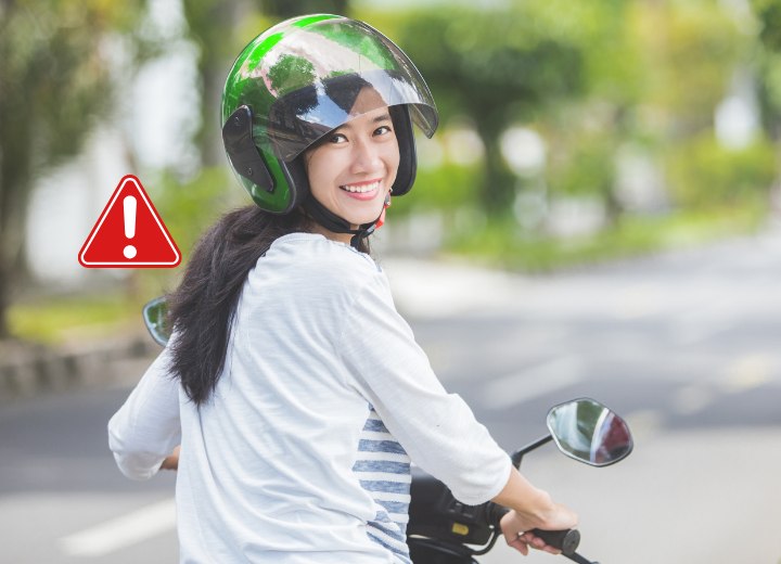 Frau mit langen Haaren auf dem Motorrad