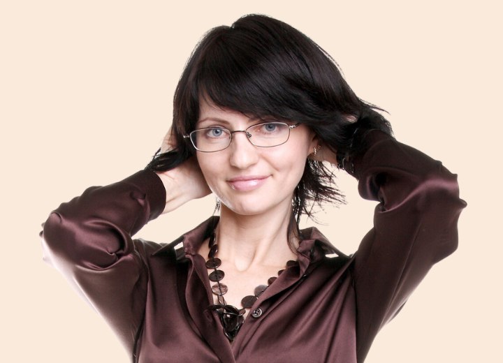 Frau die eine glänzende Bluse trägt