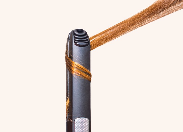 Locken mit einem Glätteisen machen