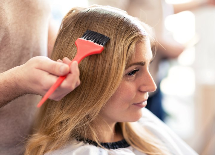 Haare färben in einem Salon