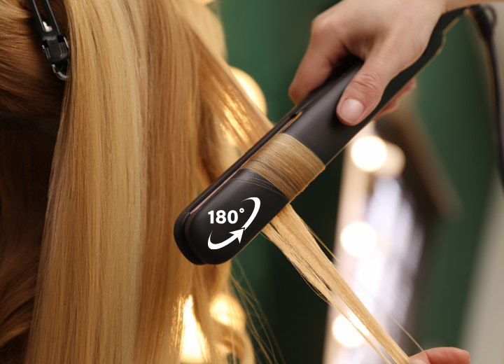 Haare mit einem Glätteisen locken
