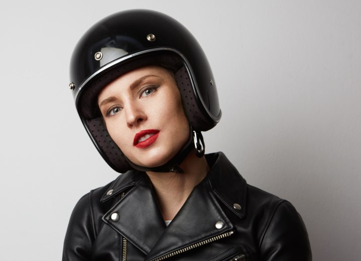 Frau, die einen Helm trägt