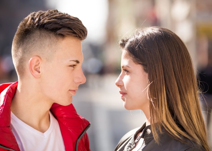 Jungen und Mädchen in ihrer Pubertät