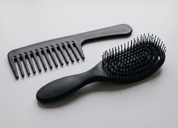 Kamm und Bürste zum Entwirren der Haare