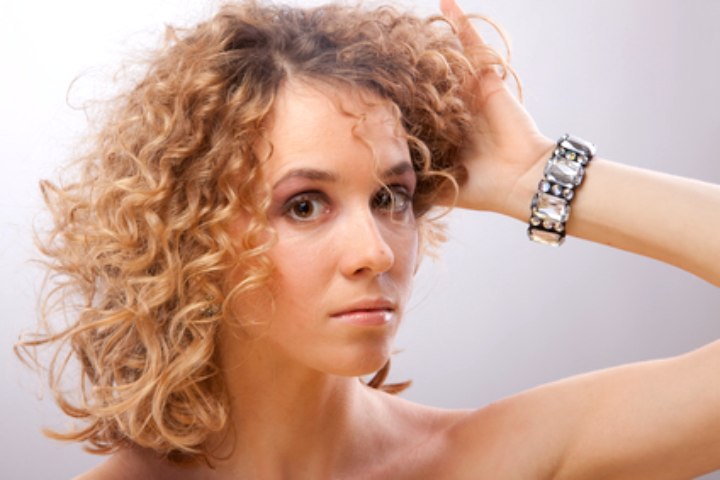 Lockiges Haar mit Stufen