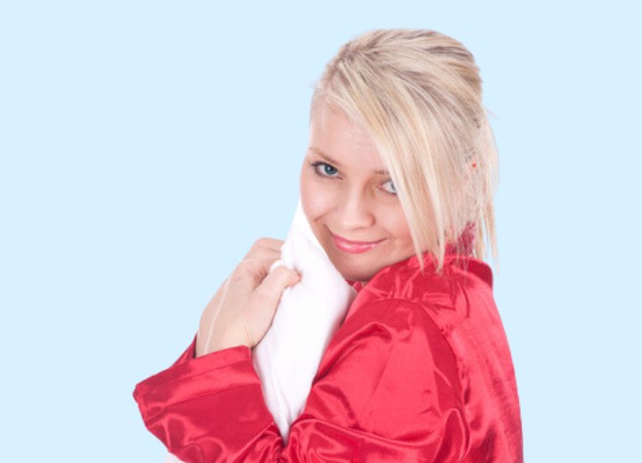 Mädchen, das einen roten Satin-Pyjama trägt