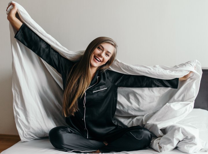 Mädchen, das Satinpyjamas trägt