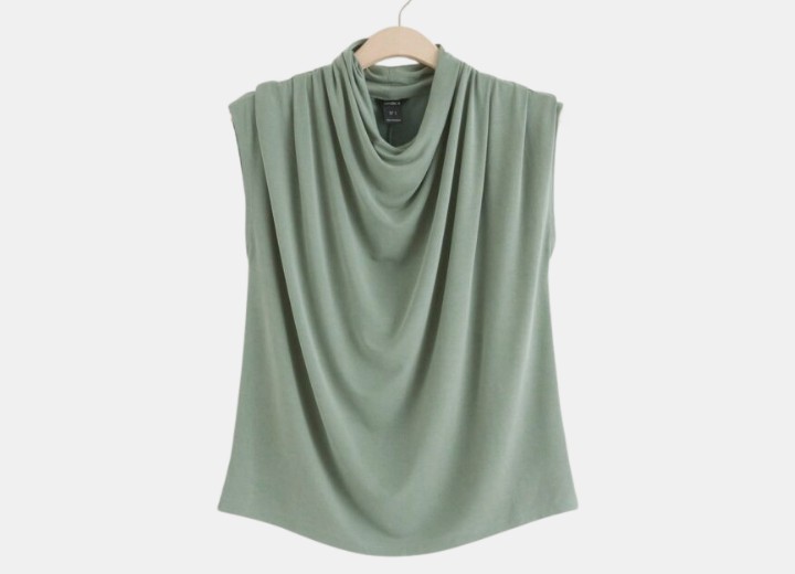 Feminines Top mit Wasserfallkragen