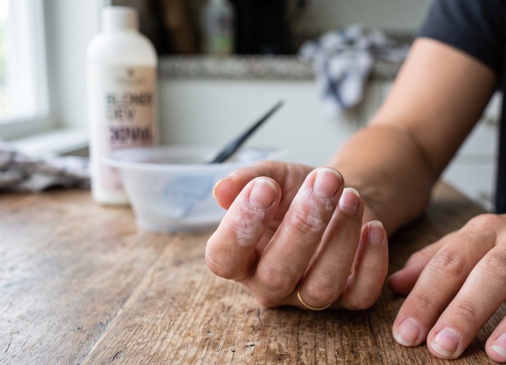 Weiße Fingerspitzen durch Blondierungsmittel