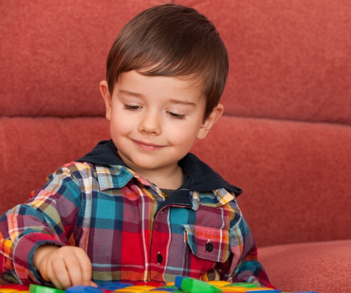 Haarschnitt für einen kleinen Jungen