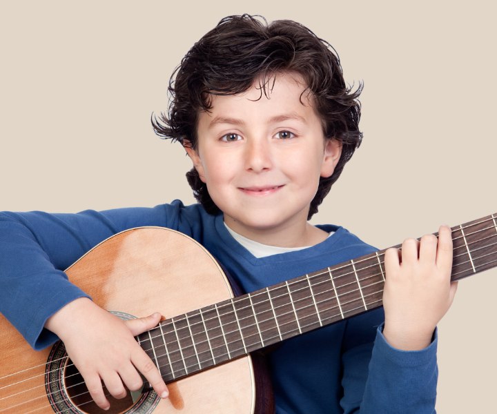 Frisur für Jungen mit Locken