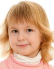 Kinderfrisur mit Fransen und Locken