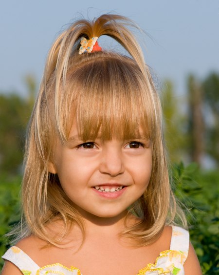 Haarschnitt mit langen Pony für kleine Mädchen