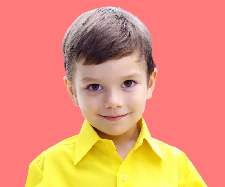 Zeitloser Haarschnitt für kleine Jungen